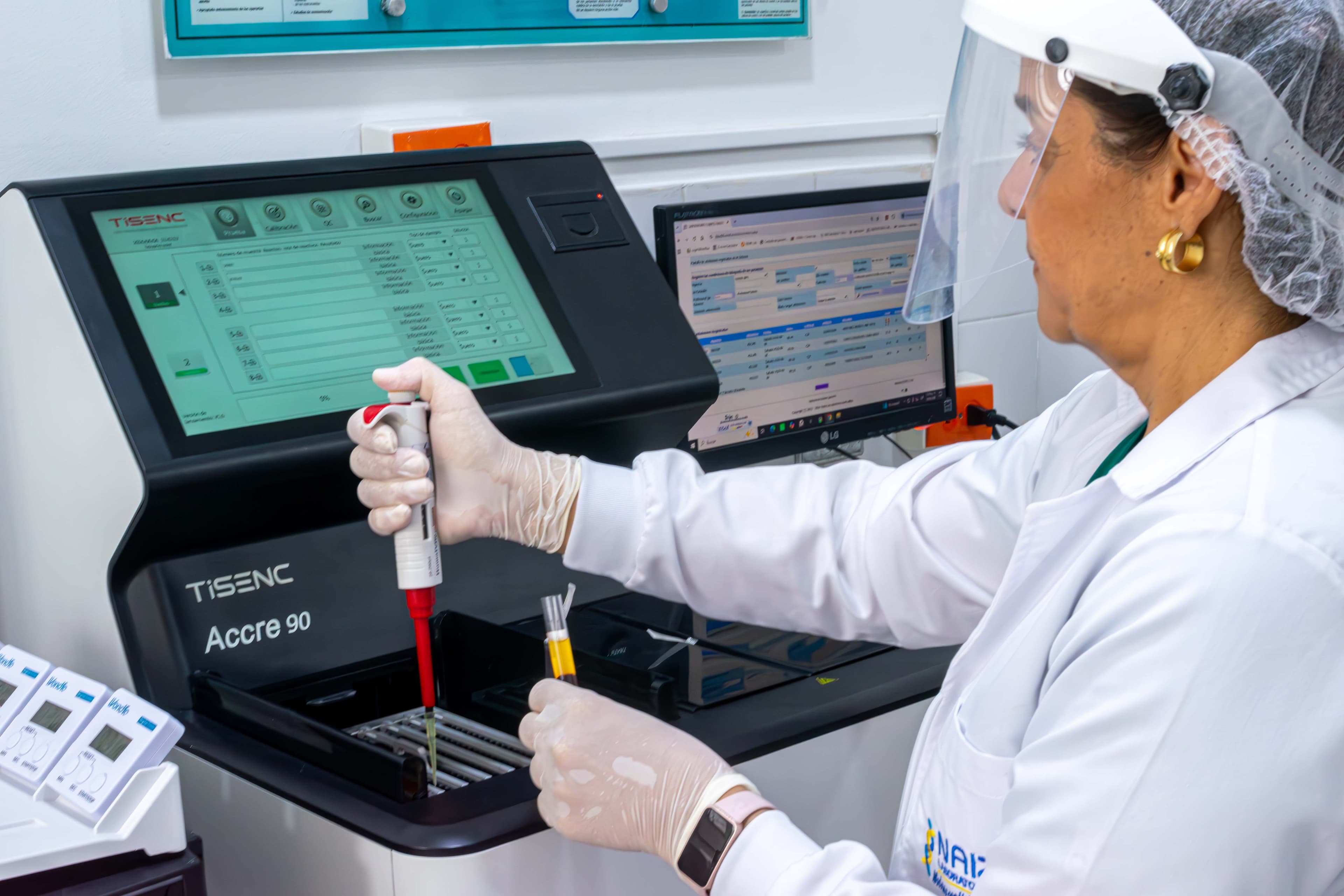 Profesional de laboratorio NAIZIR analizando muestras